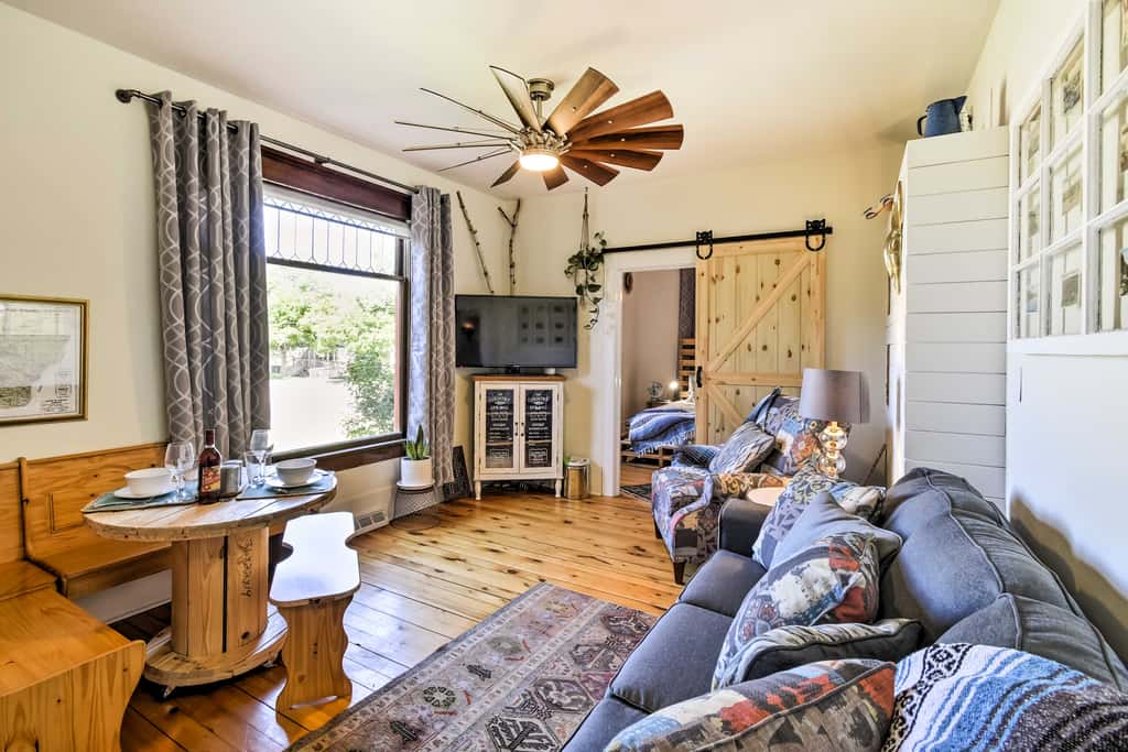 Walk to Dtwn Shops & Eats: Sturgeon Bay Retreat