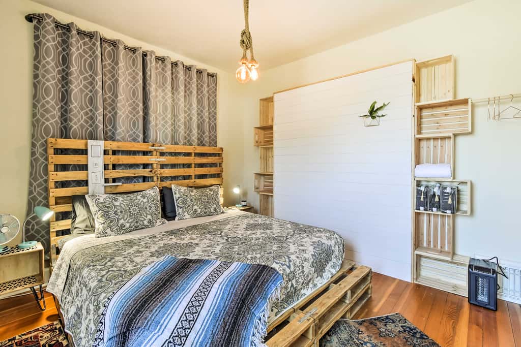 Walk to Dtwn Shops & Eats: Sturgeon Bay Retreat