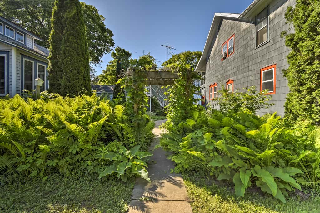 Walk to Dtwn Shops & Eats: Sturgeon Bay Retreat