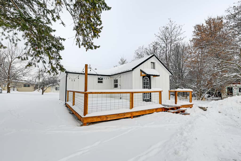 1 Mi to Main Street Polson: Updated Home w/ Deck!
