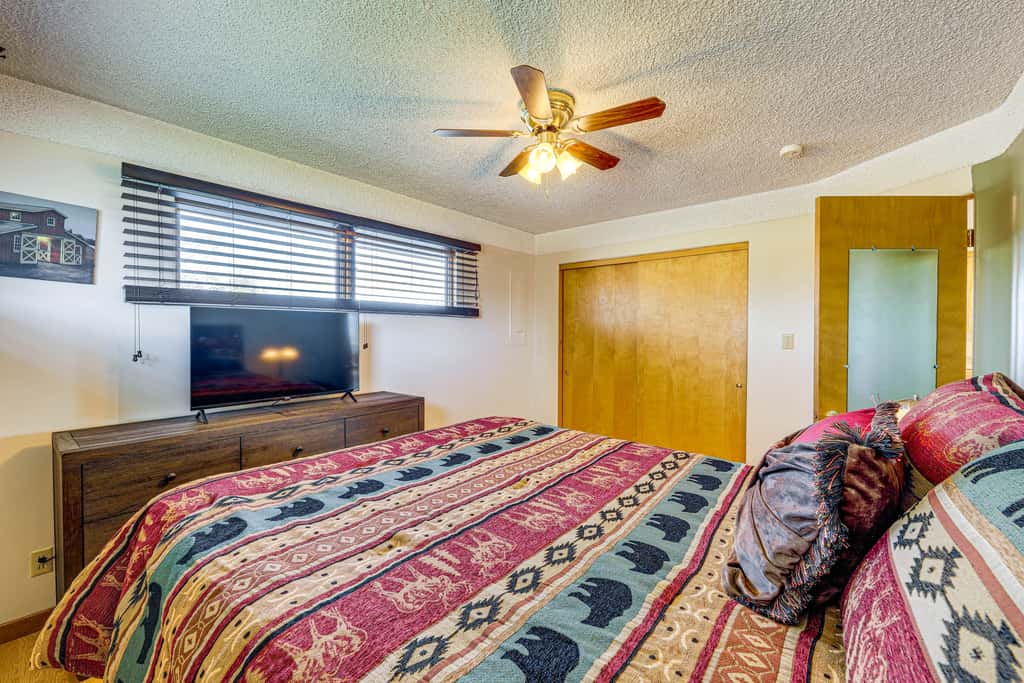Hot Tub, Views & Private Dock: Polson Haven!
