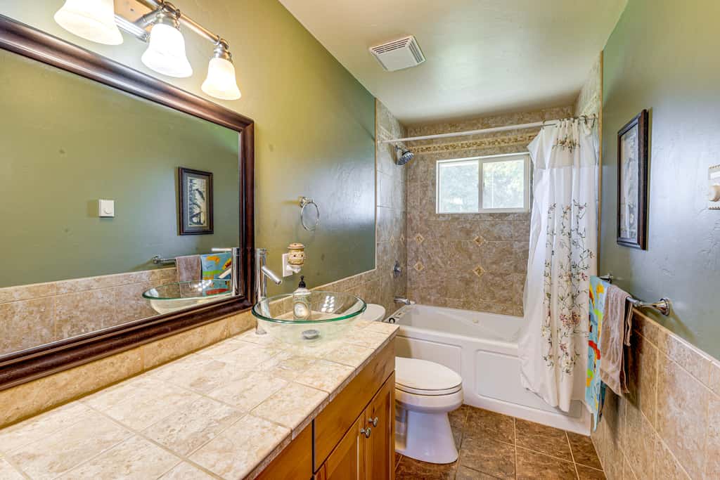 Hot Tub, Views & Private Dock: Polson Haven!