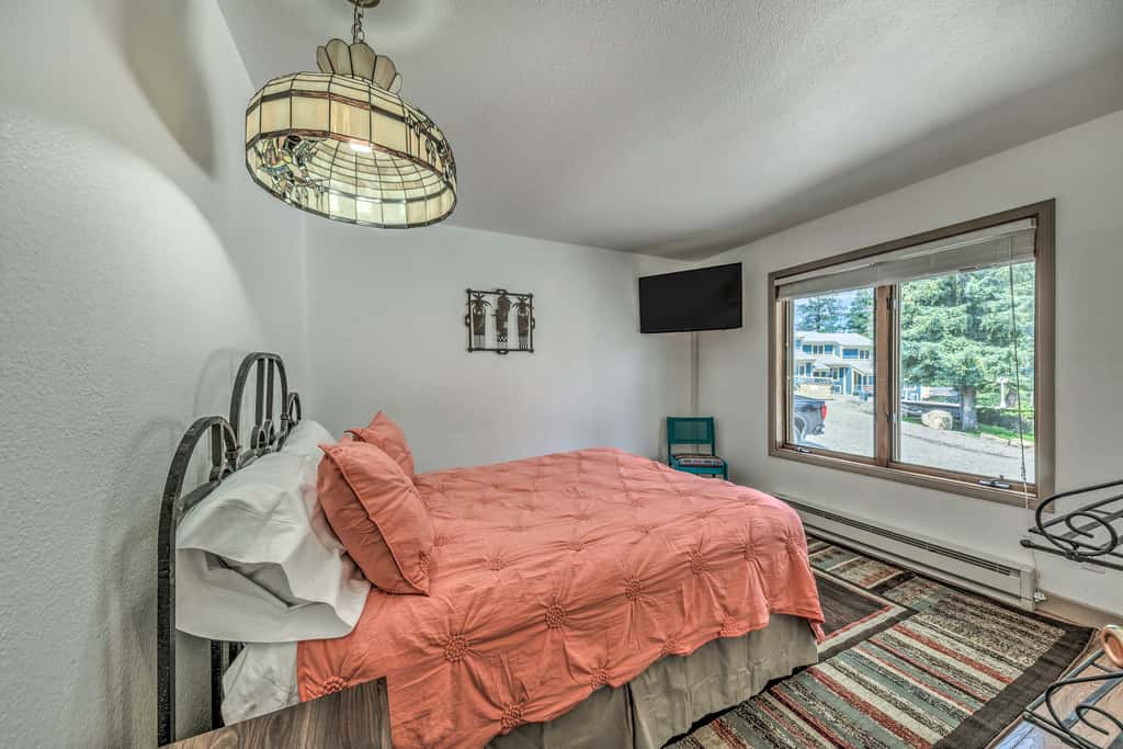 Cozy Cloudcroft Townhome ~ 1 Mi to Burro Ave!