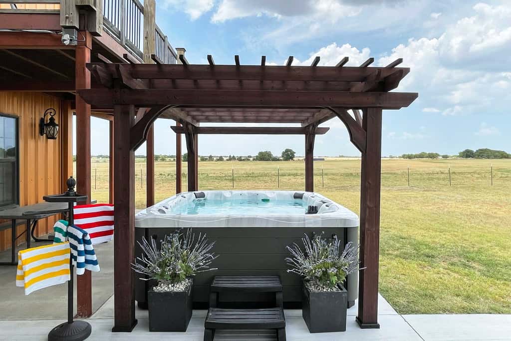 'The Copper Roost': Lake Texoma Escape w/ Hot Tub