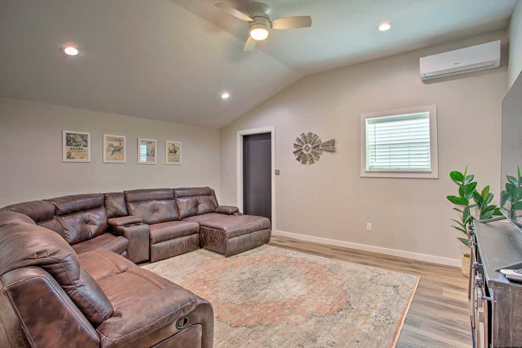 'The Copper Roost': Lake Texoma Escape w/ Hot Tub