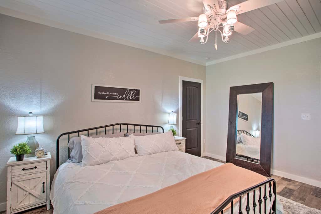 'The Copper Roost': Lake Texoma Escape w/ Hot Tub