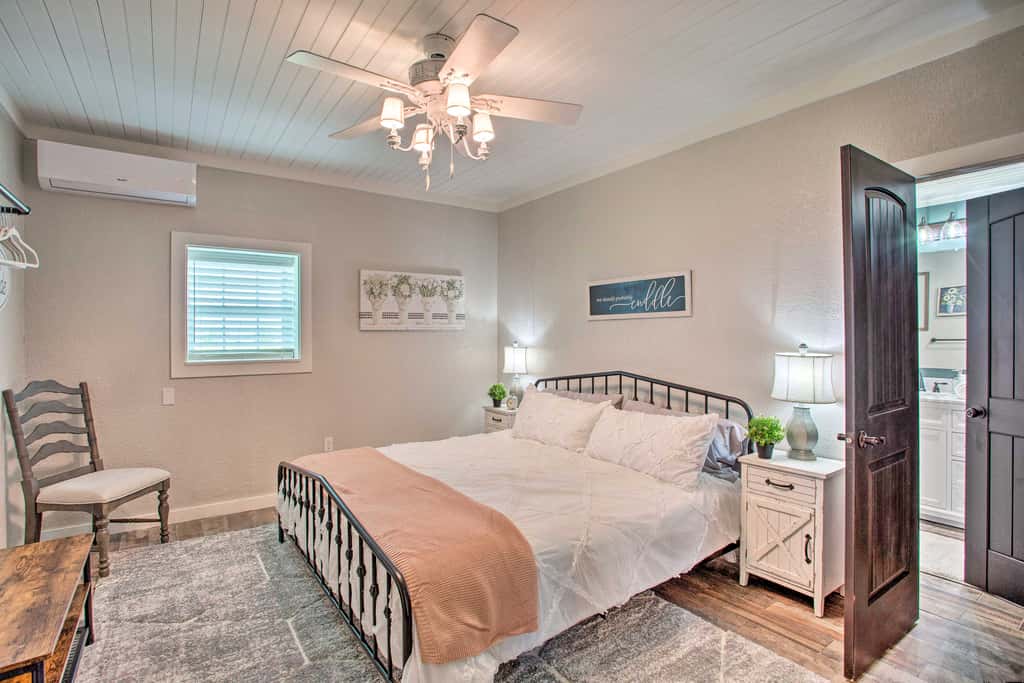 'The Copper Roost': Lake Texoma Escape w/ Hot Tub