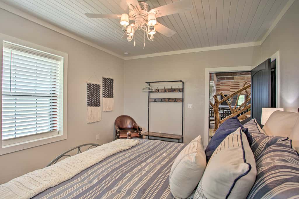 'The Copper Roost': Lake Texoma Escape w/ Hot Tub