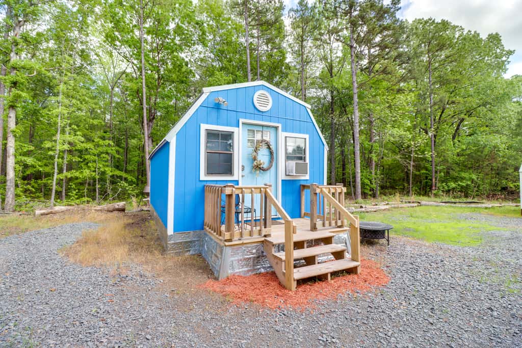 Higden Studio w/ Shared Patio, Yard Games, Grills!