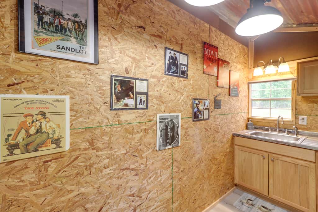 Higden Studio w/ Private Deck < 1 Mi to Lake!