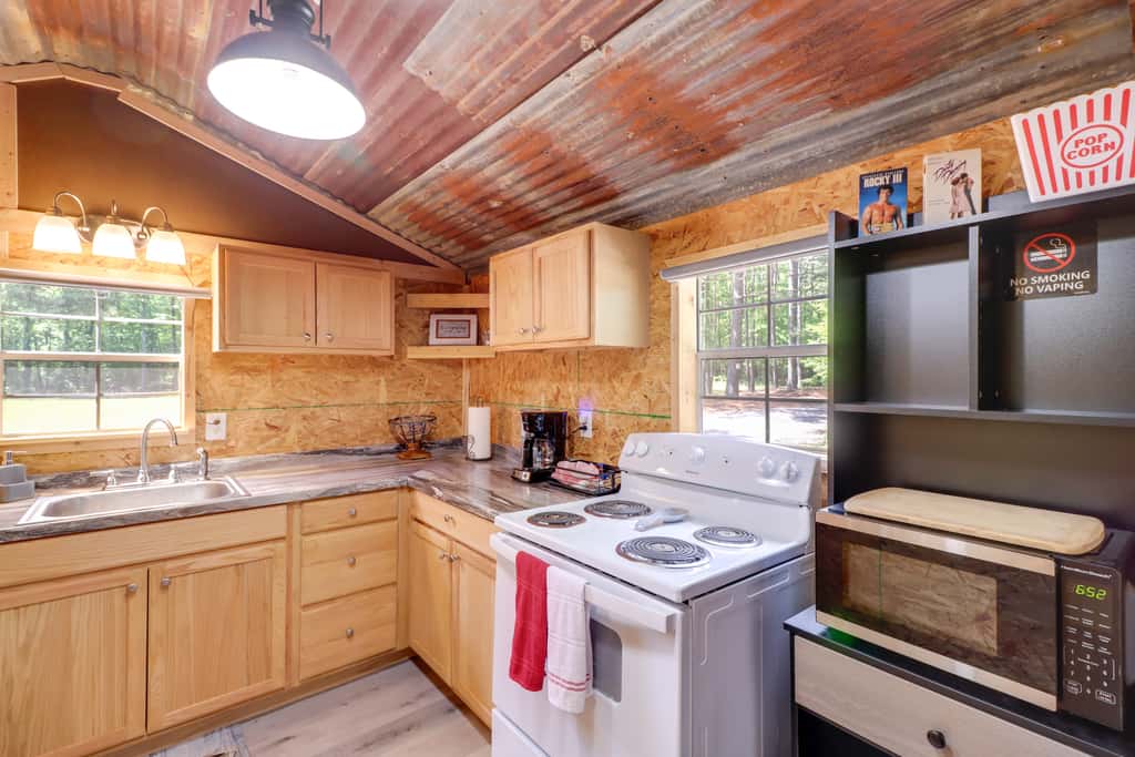 Higden Studio w/ Private Deck < 1 Mi to Lake!