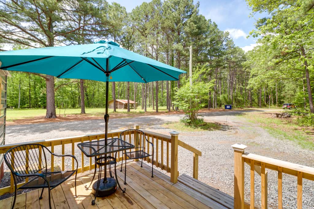 Higden Studio w/ Private Deck < 1 Mi to Lake!