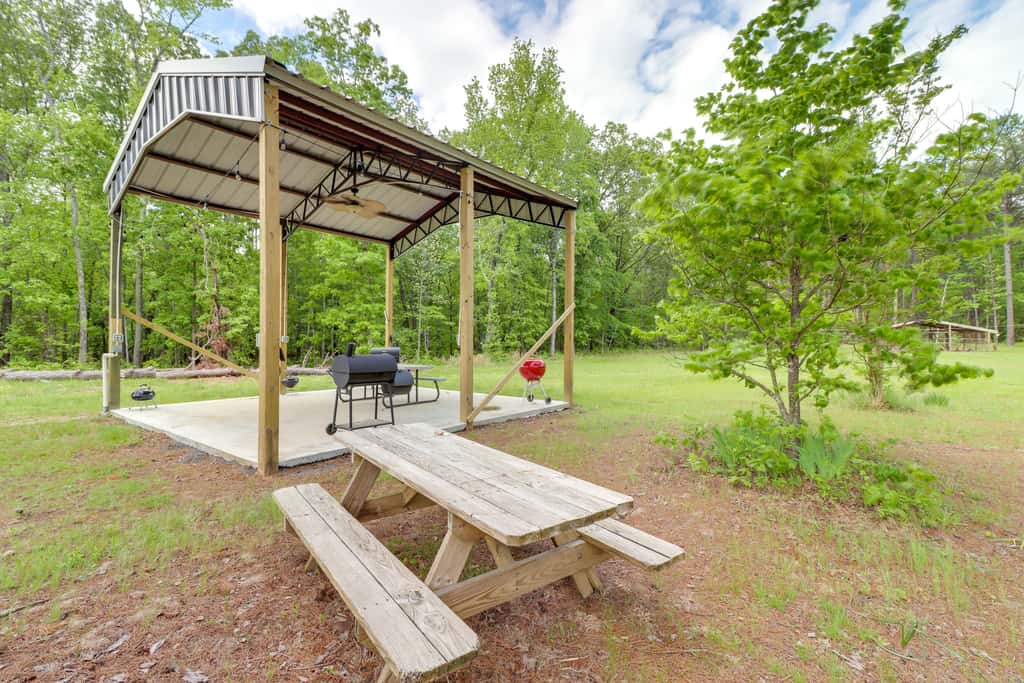 Higden Studio w/ Private Deck < 1 Mi to Lake!