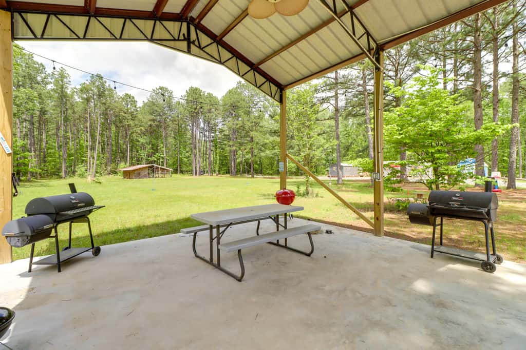 Higden Studio w/ Private Deck < 1 Mi to Lake!