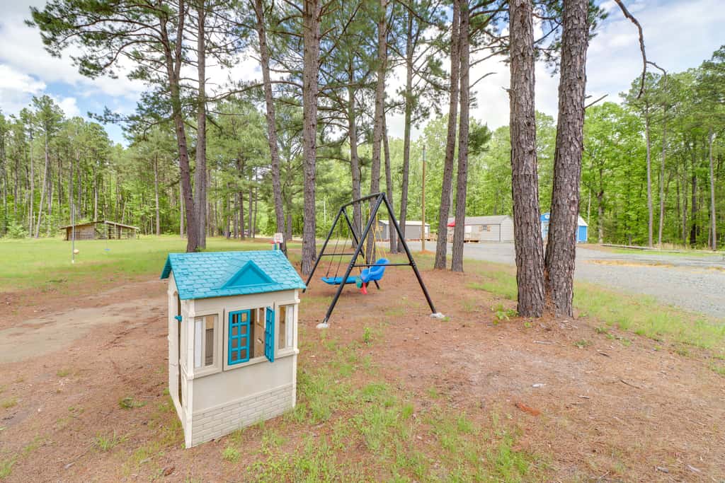 Higden Studio w/ Private Deck < 1 Mi to Lake!