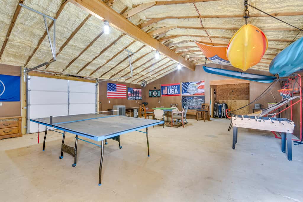 Higden Studio w/ Private Deck < 1 Mi to Lake!