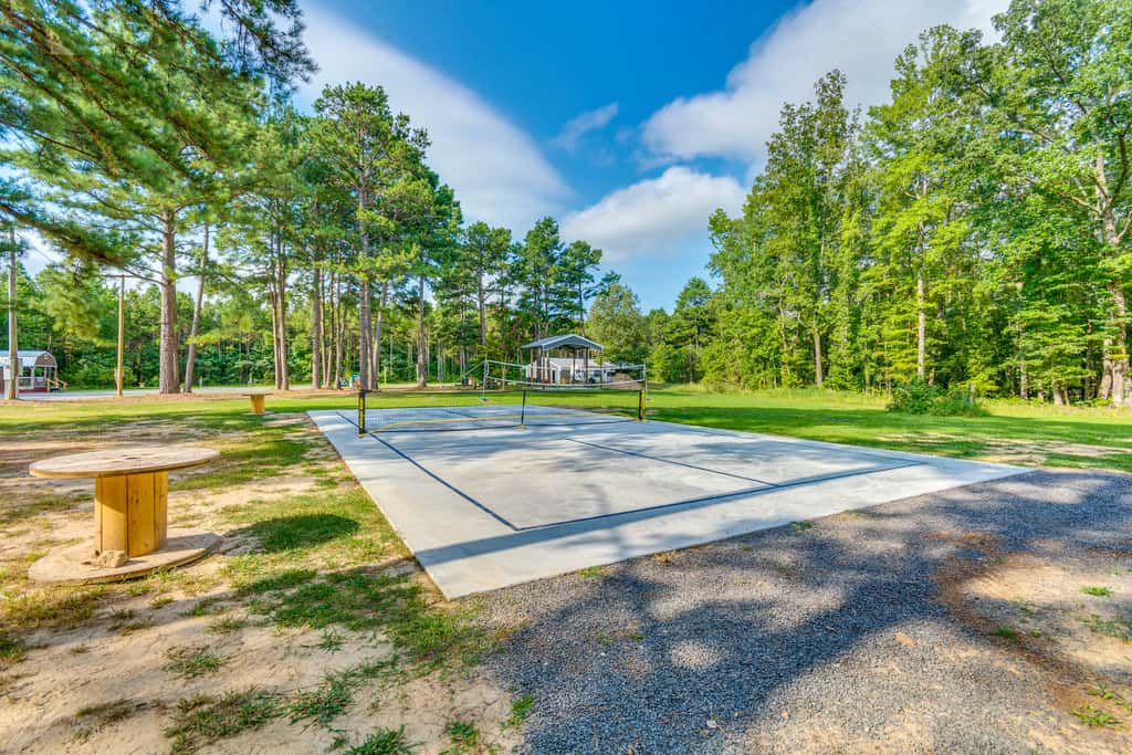 Higden Studio w/ Private Deck < 1 Mi to Lake!