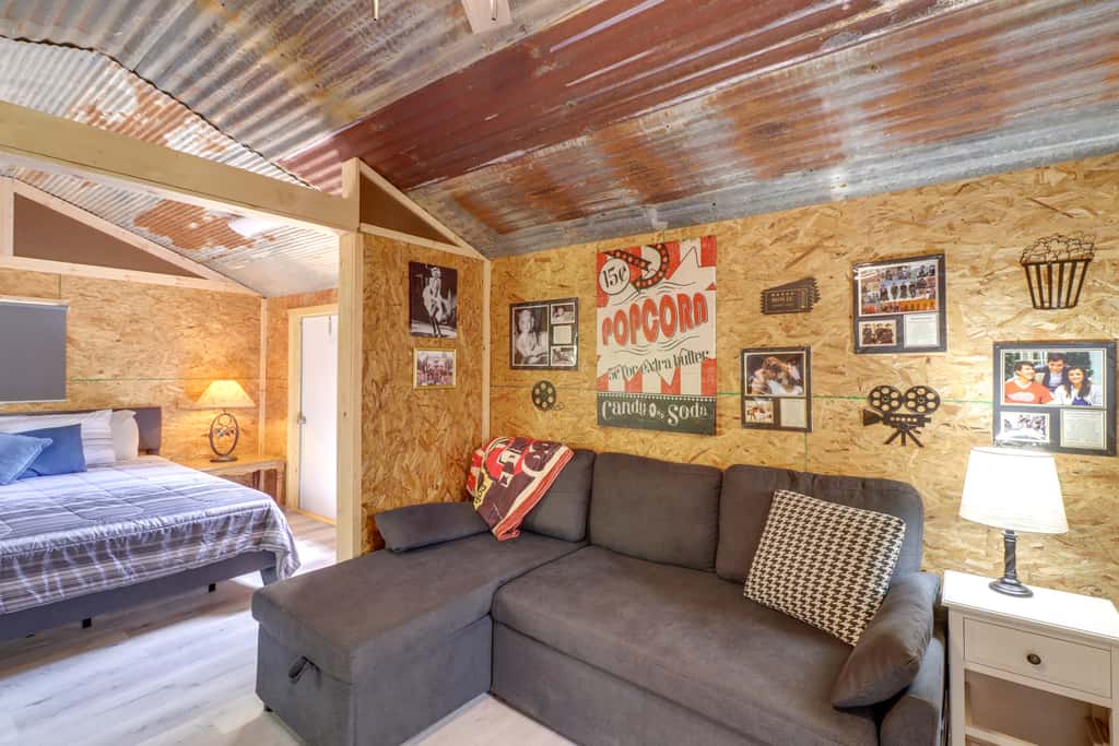 Higden Studio w/ Private Deck < 1 Mi to Lake!