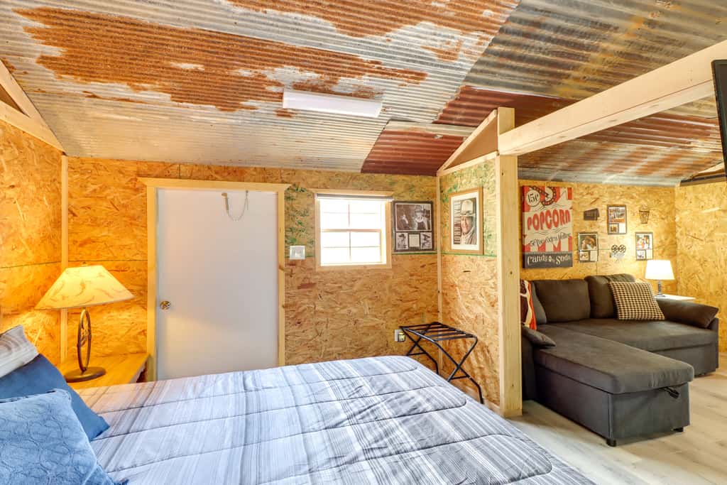 Higden Studio w/ Private Deck < 1 Mi to Lake!