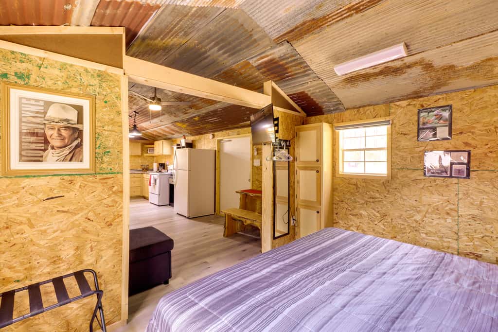 Higden Studio w/ Private Deck < 1 Mi to Lake!