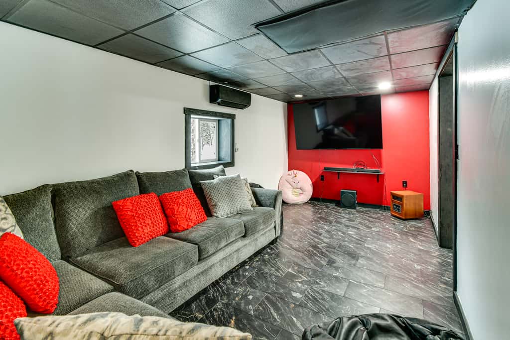 Home Theater & Hot Tub! Home Near Higgins Lake