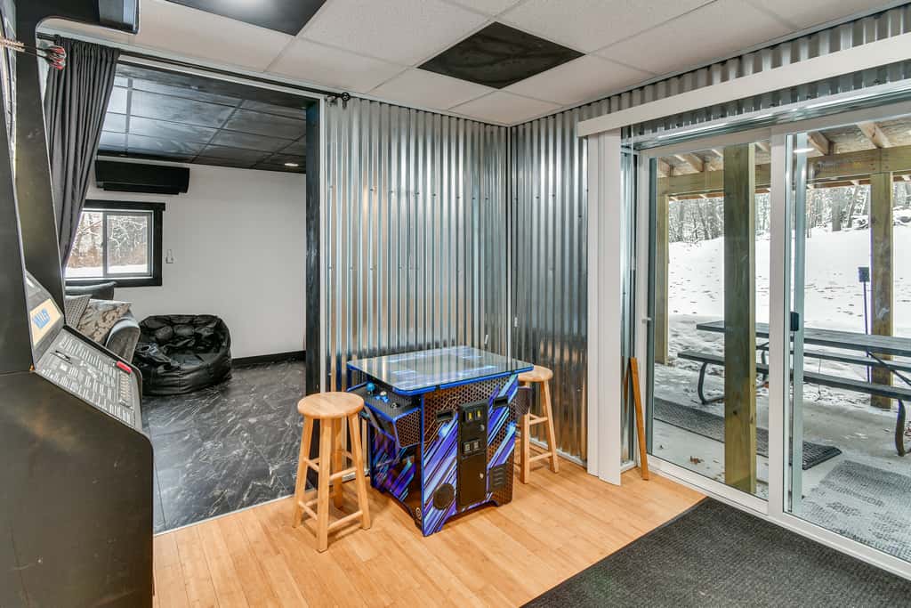 Home Theater & Hot Tub! Home Near Higgins Lake