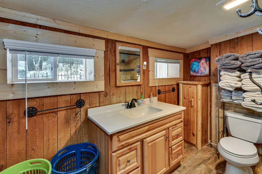 Home Theater & Hot Tub! Home Near Higgins Lake