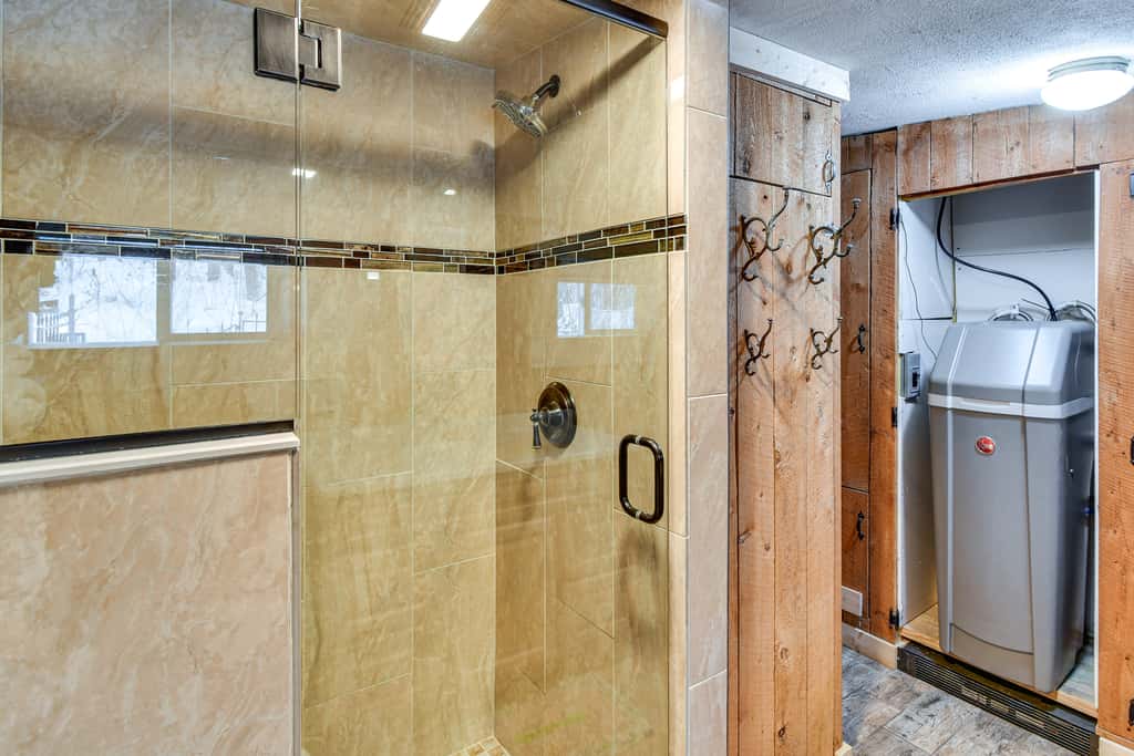 Home Theater & Hot Tub! Home Near Higgins Lake