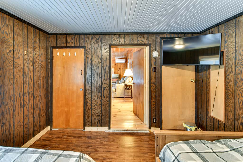 Home Theater & Hot Tub! Home Near Higgins Lake