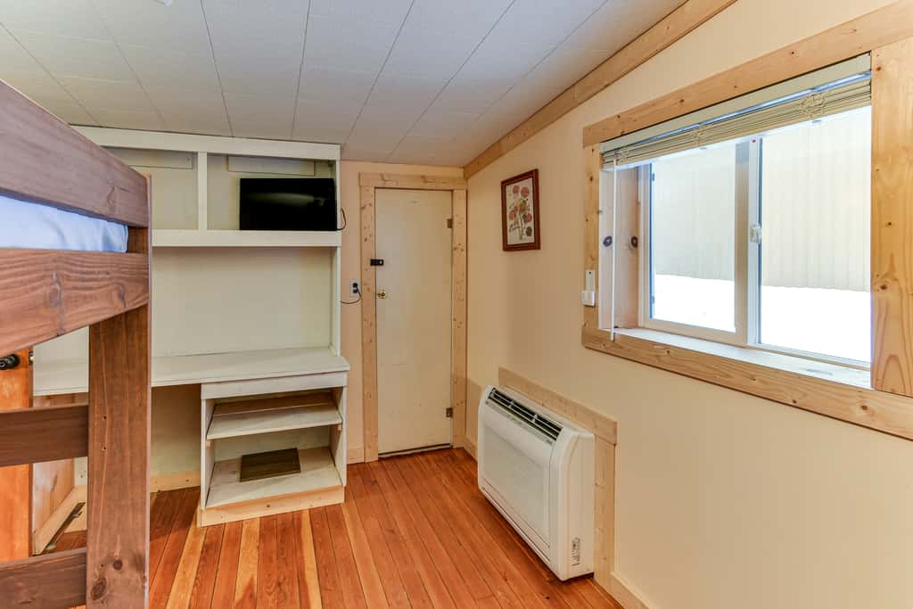 Home Theater & Hot Tub! Home Near Higgins Lake