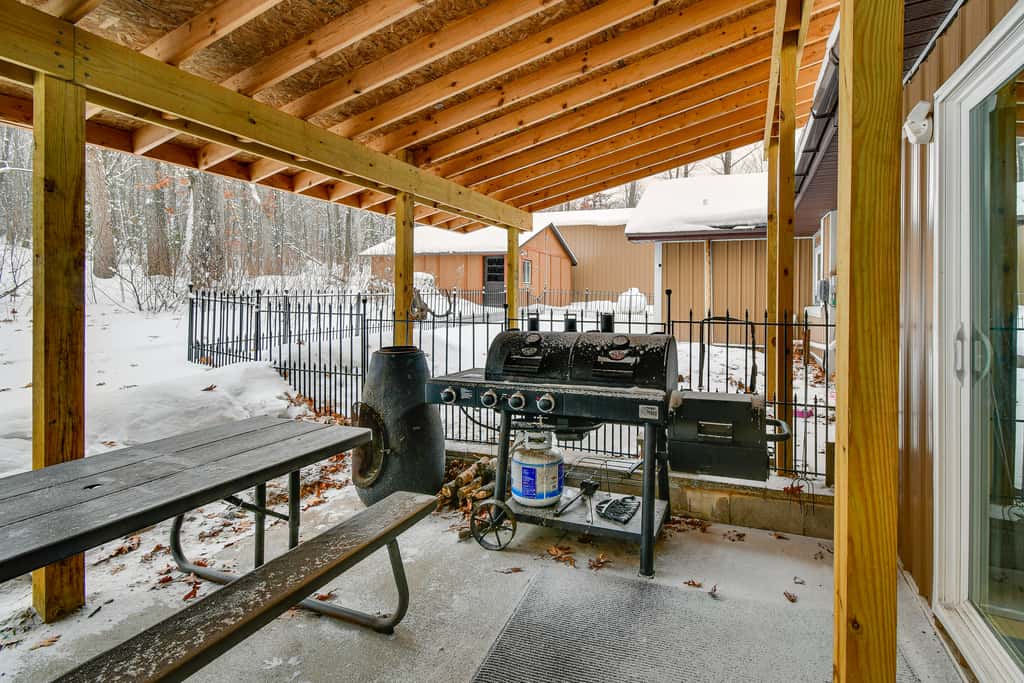 Home Theater & Hot Tub! Home Near Higgins Lake