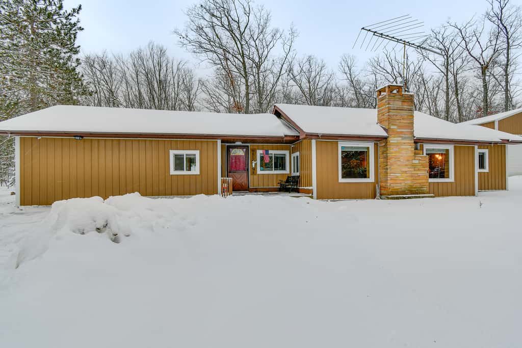 Home Theater & Hot Tub! Home Near Higgins Lake