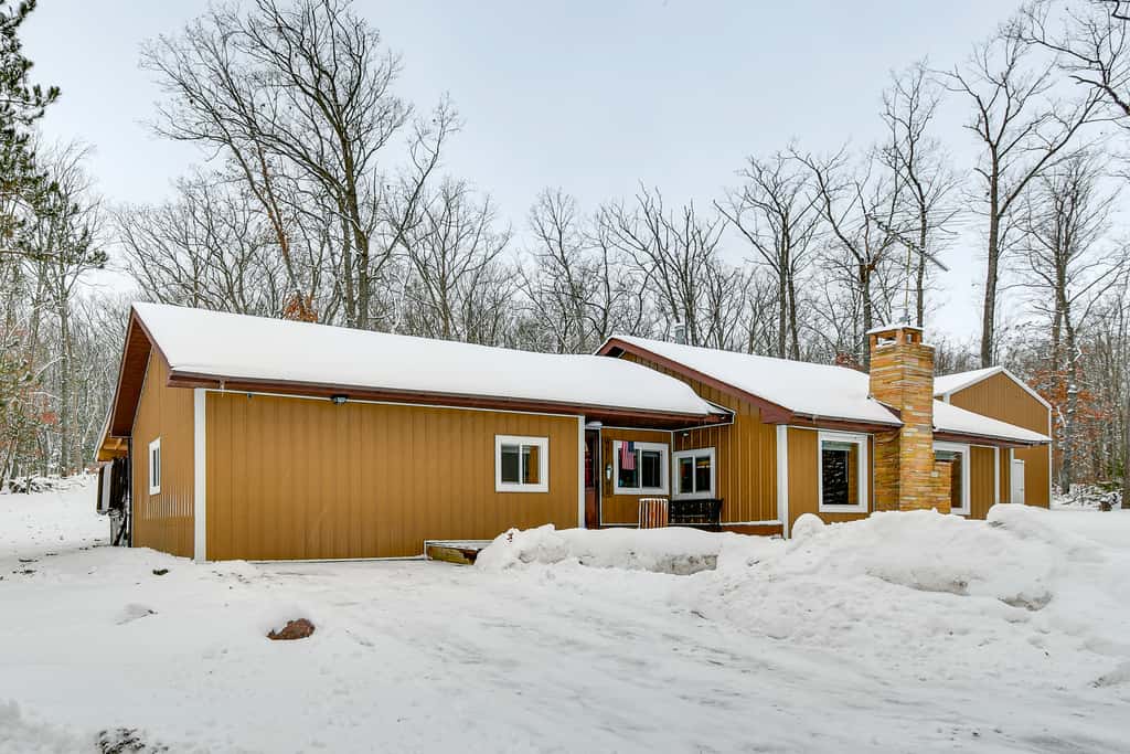Home Theater & Hot Tub! Home Near Higgins Lake