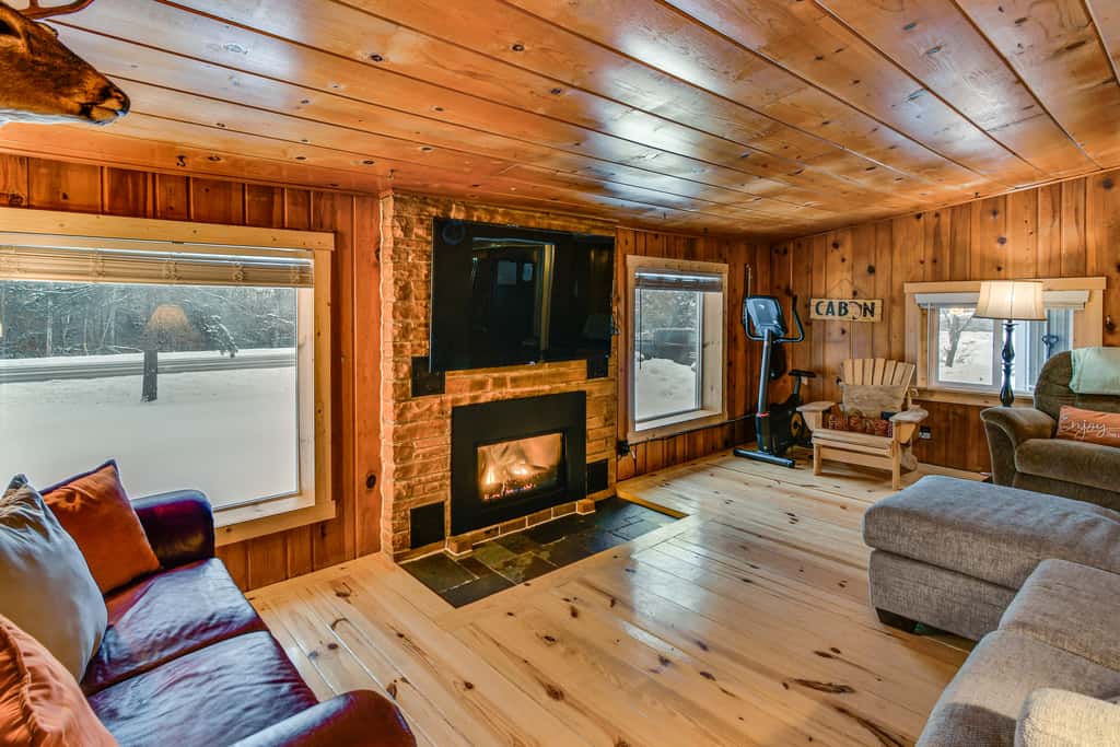 Home Theater & Hot Tub! Home Near Higgins Lake