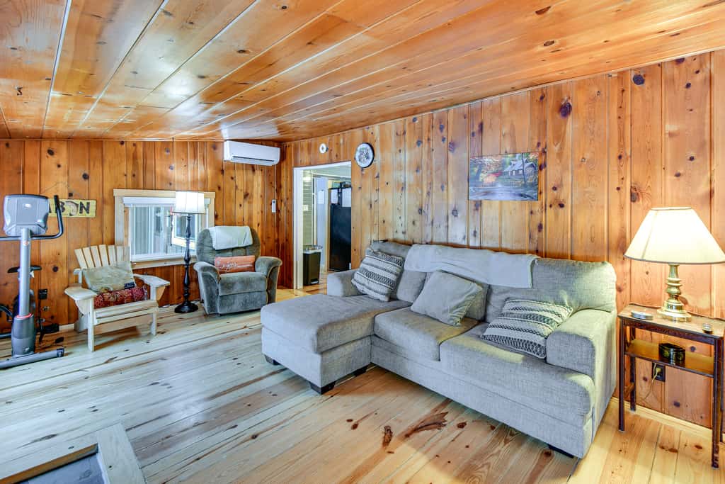 Home Theater & Hot Tub! Home Near Higgins Lake