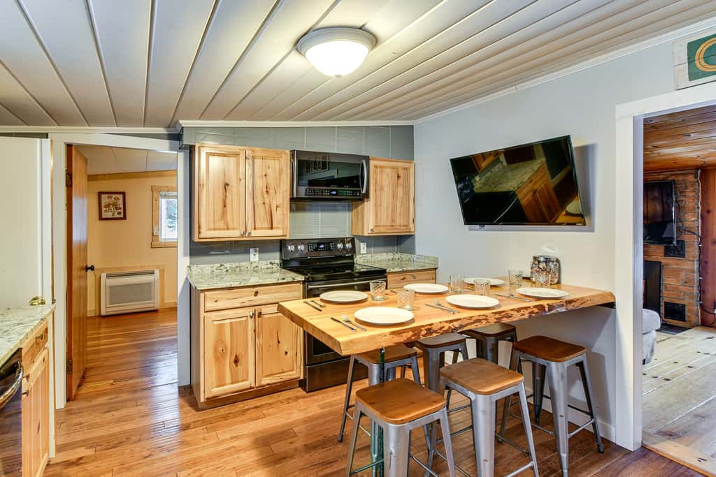 Home Theater & Hot Tub! Home Near Higgins Lake