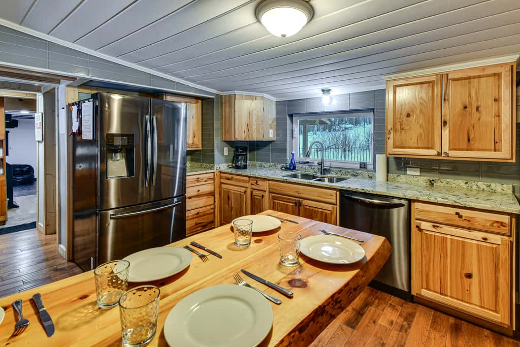 Home Theater & Hot Tub! Home Near Higgins Lake