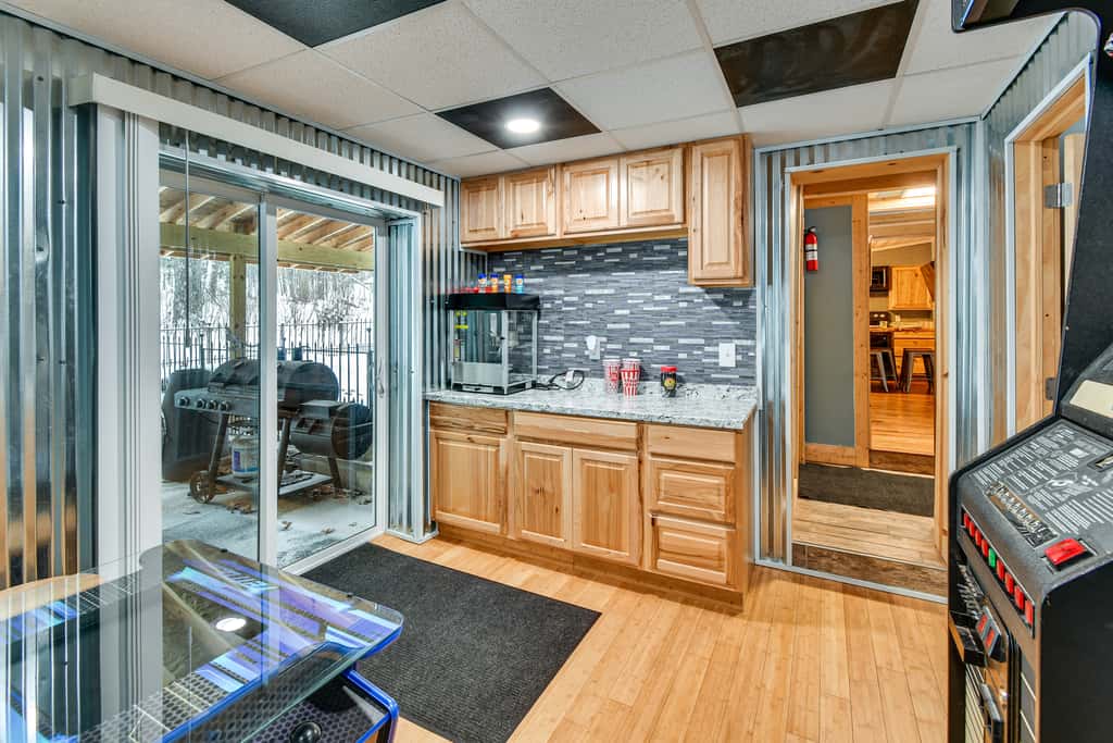Home Theater & Hot Tub! Home Near Higgins Lake