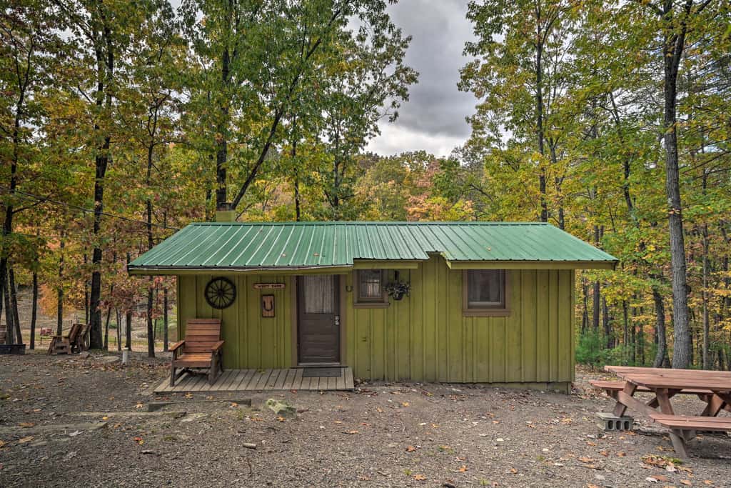 1 Mi to Raystown Lake: 'Wyatt Earp Cabin' w/ Deck!
