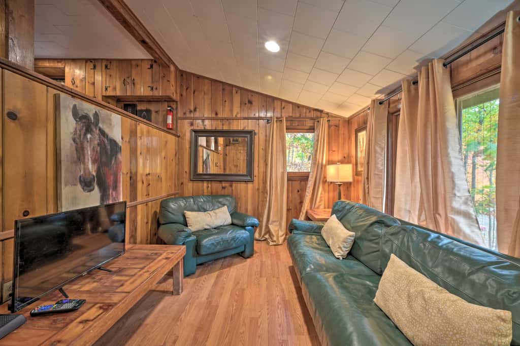 1 Mi to Raystown Lake: 'Wyatt Earp Cabin' w/ Deck!