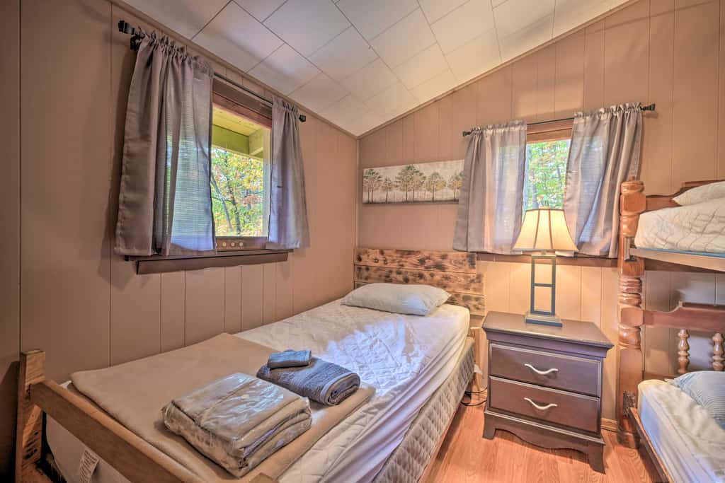 1 Mi to Raystown Lake: 'Wyatt Earp Cabin' w/ Deck!