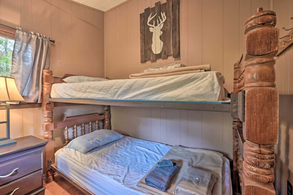 1 Mi to Raystown Lake: 'Wyatt Earp Cabin' w/ Deck!