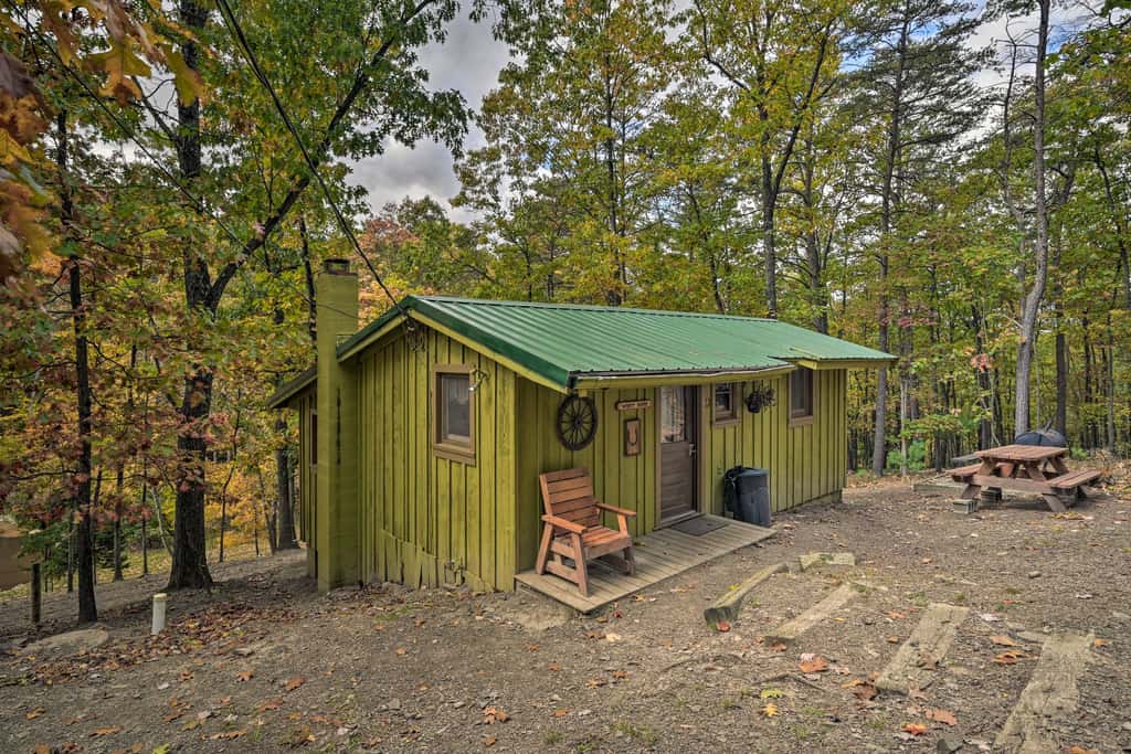 1 Mi to Raystown Lake: 'Wyatt Earp Cabin' w/ Deck!