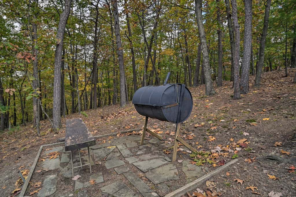 1 Mi to Raystown Lake: 'Wyatt Earp Cabin' w/ Deck!