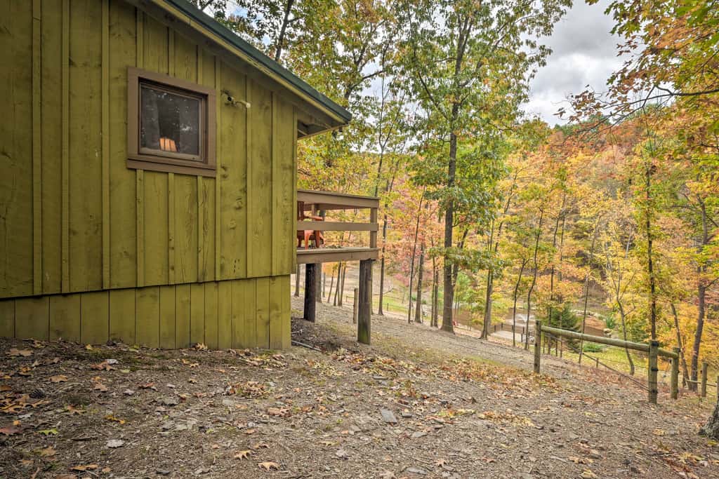 1 Mi to Raystown Lake: 'Wyatt Earp Cabin' w/ Deck!