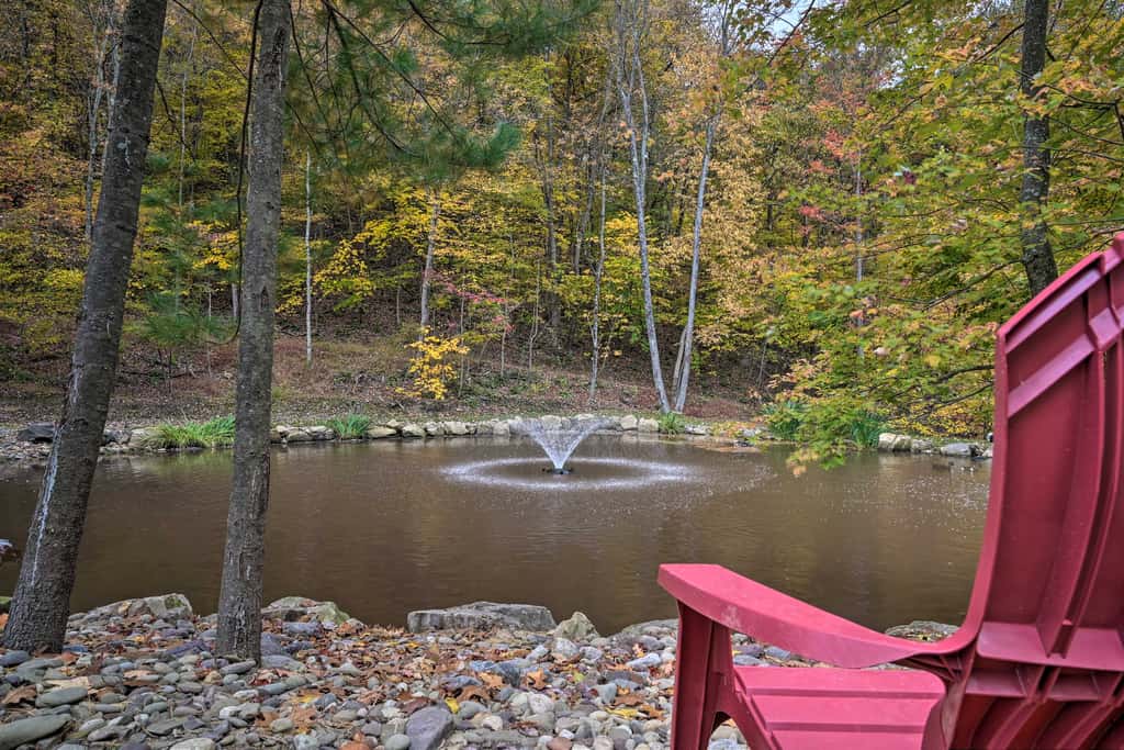 1 Mi to Raystown Lake: 'Wyatt Earp Cabin' w/ Deck!