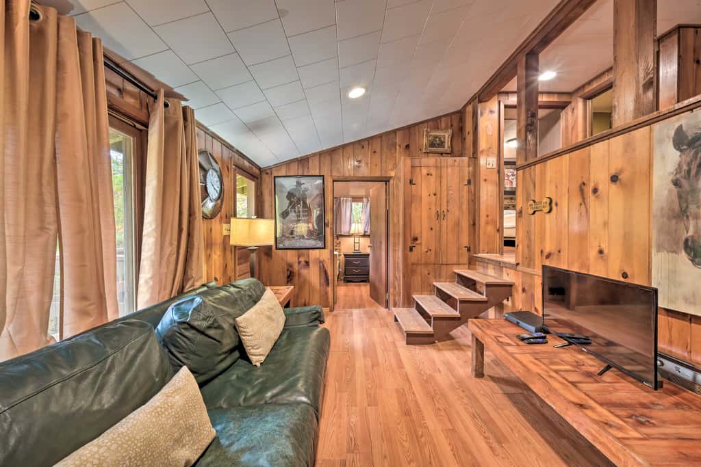 1 Mi to Raystown Lake: 'Wyatt Earp Cabin' w/ Deck!