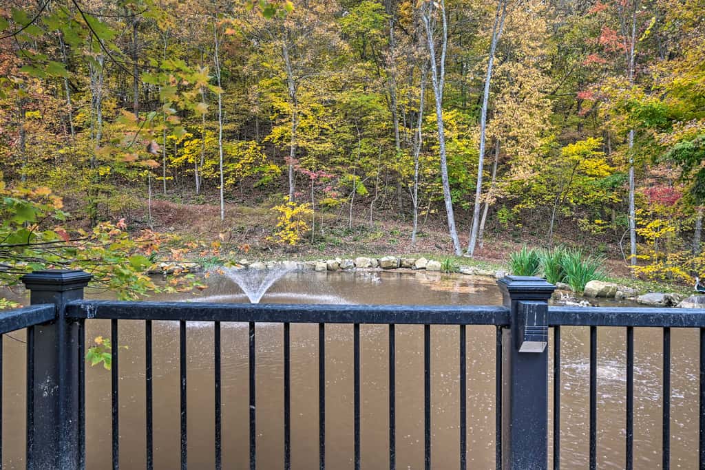1 Mi to Raystown Lake: 'Wyatt Earp Cabin' w/ Deck!