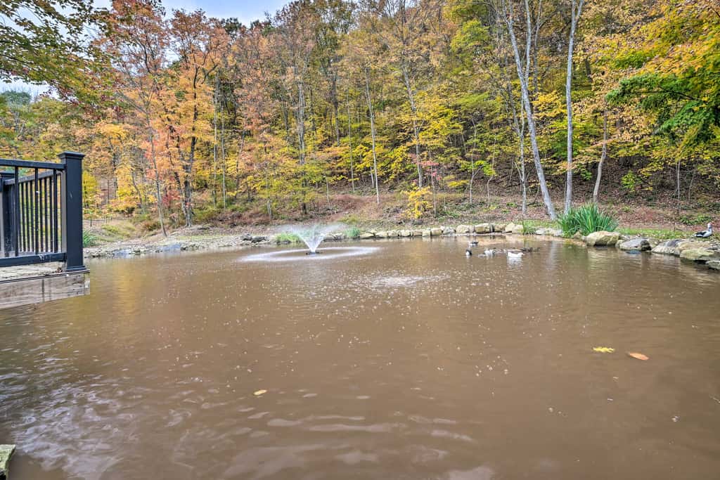 1 Mi to Raystown Lake: 'Wyatt Earp Cabin' w/ Deck!