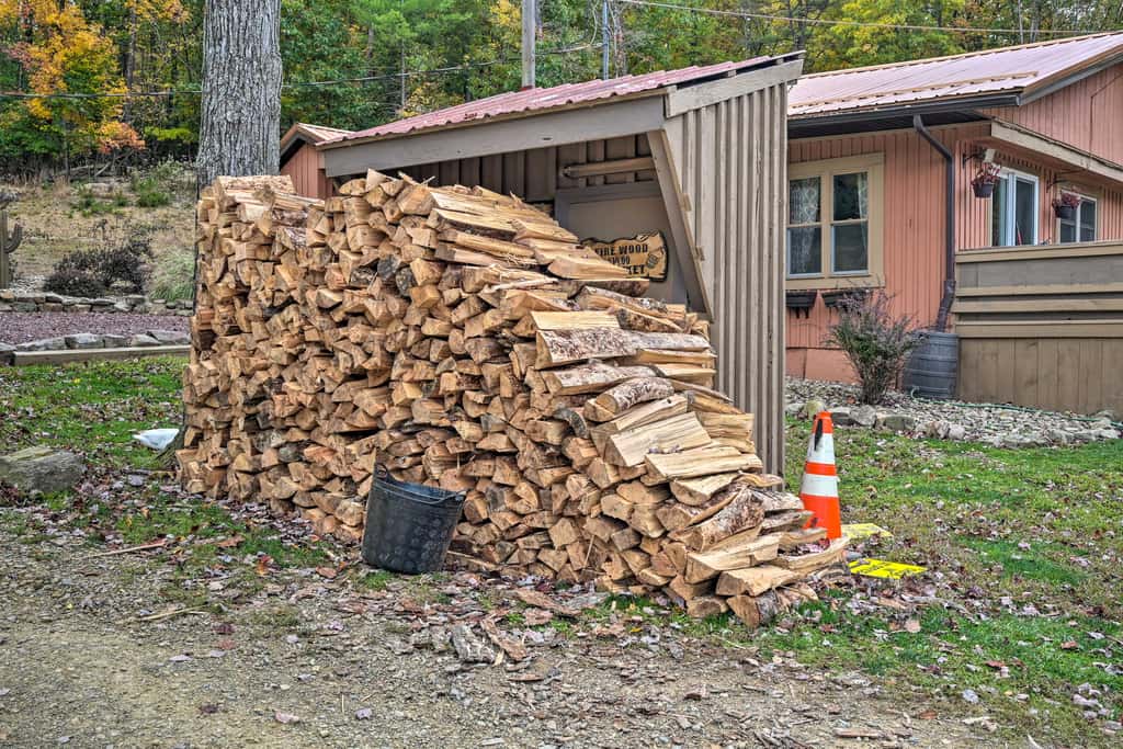 1 Mi to Raystown Lake: 'Wyatt Earp Cabin' w/ Deck!